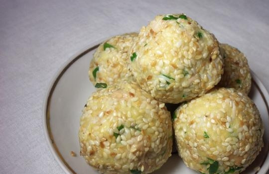 1. Этап. Закусочные шарики с печенью трески: В смесь влейте соевый соус. Всё хорошо перемешайте. Сформируйте шарики, обваляйте их в кунжуте.