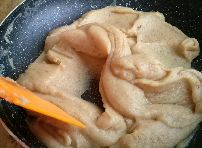 1. Этап. Узбекская халва: Тонкой струйкой влейте молоко в обжаренную муку, тщательно перемешивая.