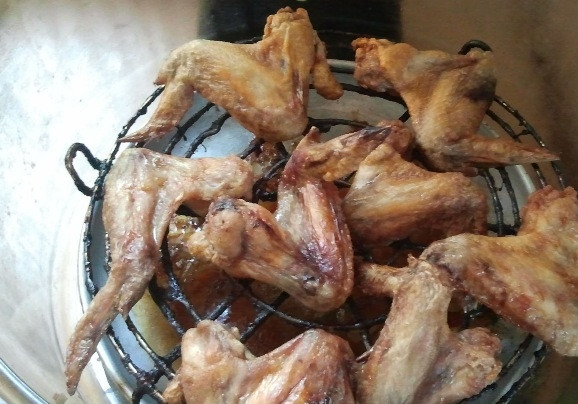 1. Этап. Копченые крылышки: Коптить можно также в духовке, но в аэрогриле лучше. Ставим скорость среднюю, температуру 235 С, время 20-25 минут. В процессе не забывайте смазывать маринадом, чтобы крылышки не засохли.