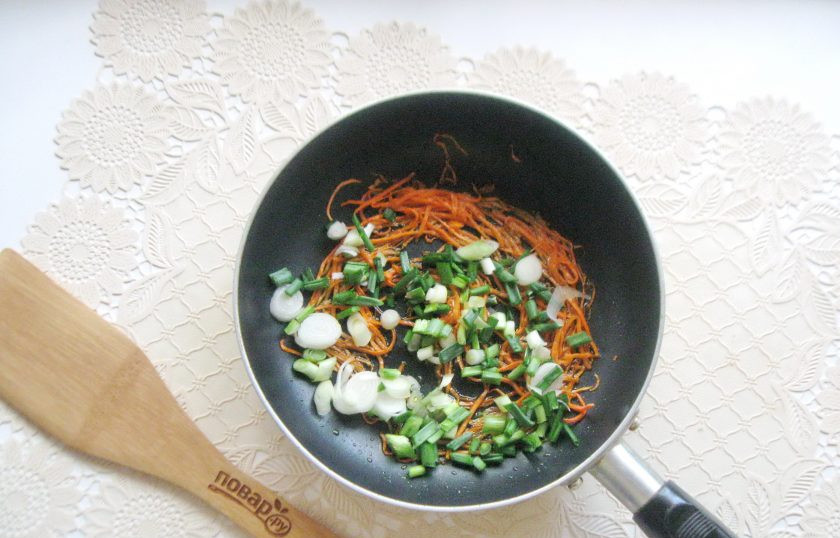 1. Этап. Суп с креветками и лапшой: Налейте подсолнечное масло и тушите морковь 7 минут перемешивая до мягкости. После добавьте нарезанный зеленый лук. Прогрейте лук с морковью 3-4 минуты.