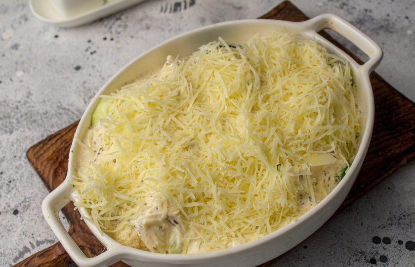 1. Этап. Запеканка из кабачков, брокколи и цветной капусты: Сверху присыпьте оставшимся тертым сыром. Поставьте запекаться в заранее разогретую духовку до 180 градусов на 30 минут.