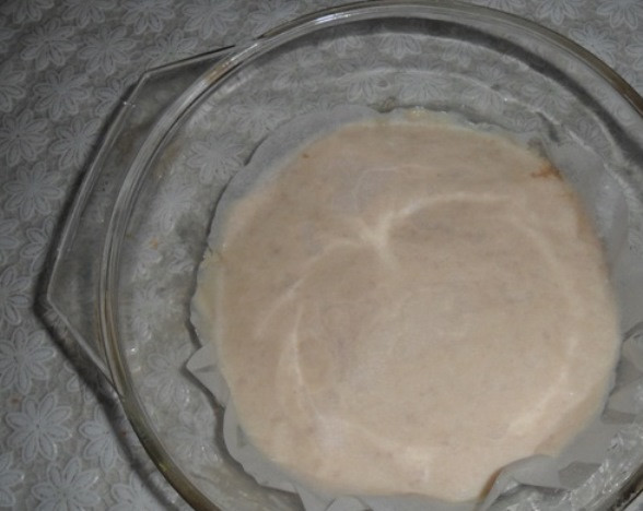 1. Этап. Куриный пудинг: Сложите фарш для пудинга в смазанную маслом и посыпанную сухарями форму, накройте пергаментом и крышкой.