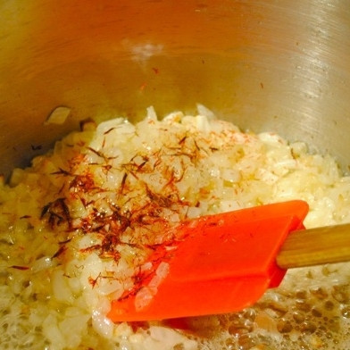 1. Этап. Кускус с миндалем и изюмом: Затем добавляем к луку шафран, перемешиваем.