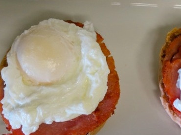 1. Этап. Завтрак Бенедикт: Выкладываем на подрумяненные кусочки булочки ветчину, затем — яйца пашот. Поливаем соусом и посыпаем паприкой.