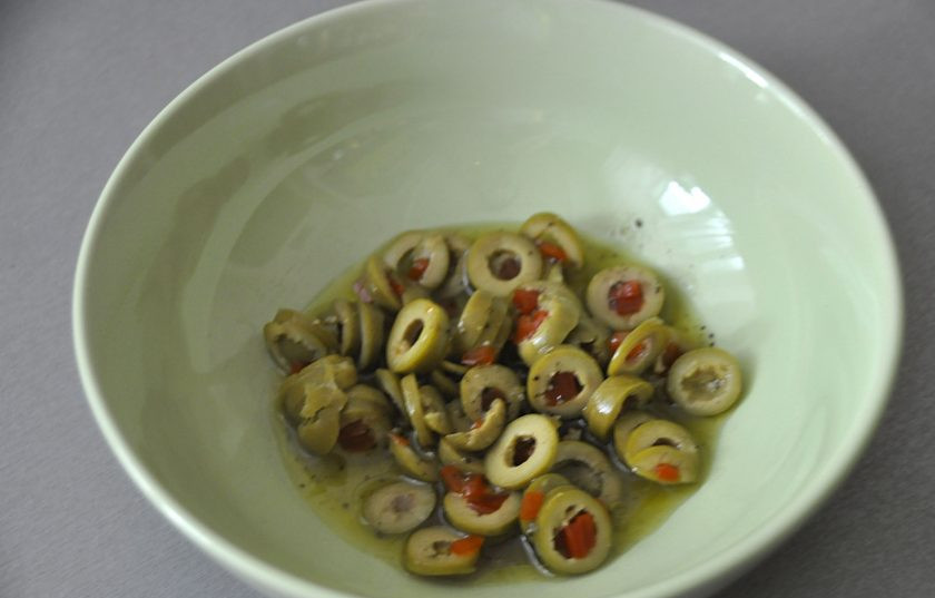 1. Этап. Греческая закуска Мелидзана: Добавьте в заправку оливки.