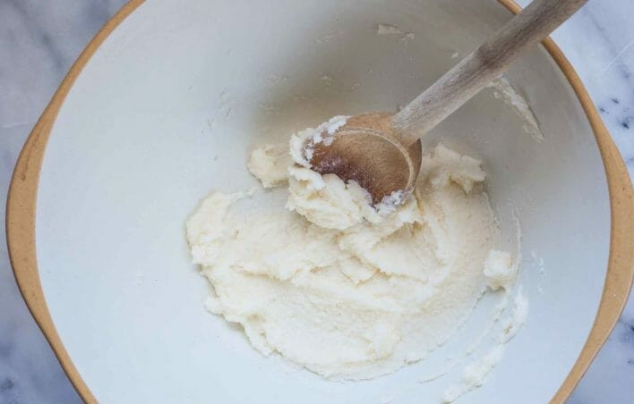 1. Этап. Песочное печенье с миндалем: 1. В большой миске с помощью деревянной ложки перемешайте сахар и сливочное масло до получения однородной массы.