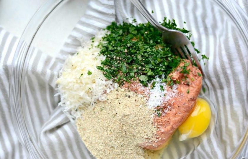 1. Этап. Минестроне с индейкой: Сначала сделайте фрикадельки. Перекрутите филе в мясорубке. Затем добавьте к нему мелко нарезанную петрушку, натёртый сыр, соль, перец и яйцо.