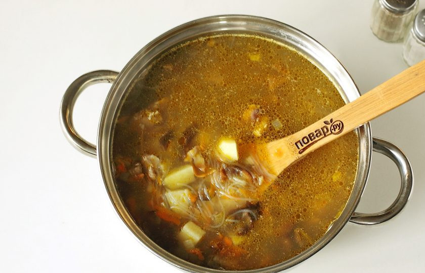 1. Этап. Грибной суп с фунчозой: В самом конце добавьте фунчозу и проварите все вместе еще около 2 минут. Готовому супу дайте настояться и подавайте к столу.