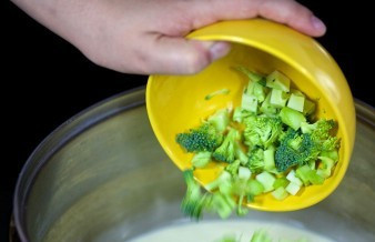 1. Этап. Паста с брокколи и сыром: К сливкам прибавить порезанные брокколи и варить до готовности.
