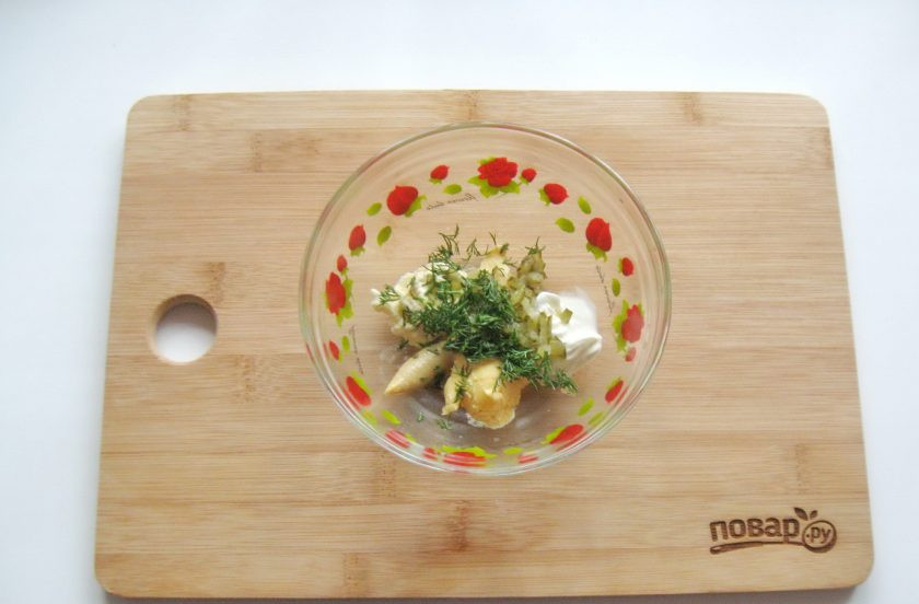 1. Этап. Рисовые шарики с рыбой: А также нарезанный маринованный огурчик и нарезанный укроп.