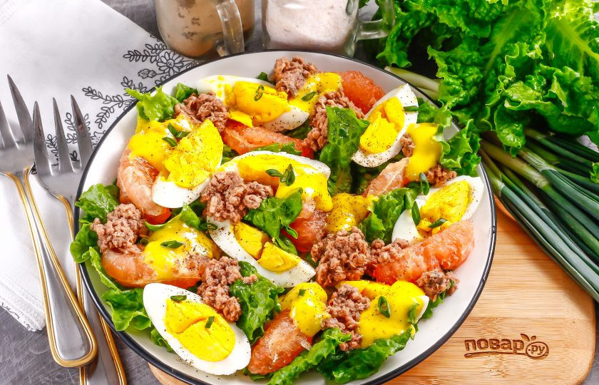 1. Этап. Салат с тунцом и грейпфрутом: Промойте стебли зеленого лука, измельчите и присыпьте ими салат при подаче, посолите и поперчите блюдо.