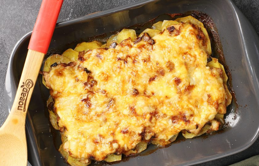 1. Этап. Запеканка из куриного филе с картошкой, грибами и сыром: Запеканка из куриного филе с картошкой грибами и сыром готова.