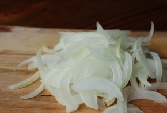 1. Этап. Запечённая семга с цуккини и луком: Репчатый или белый салатный лук очистите от шелухи, вымойте, обсушите и нарежьте тонкими полукольцами.