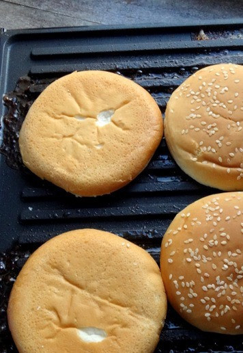 1. Этап. Чизбургер с лечо: На этом же гриле (сковороде) прогреть булочки, разделив их на две части.