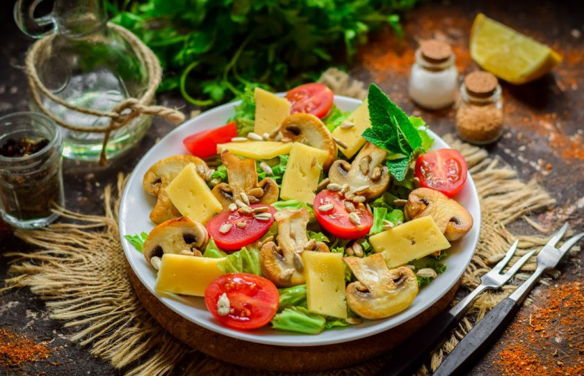 1. Этап. Зеленый салат с грибами: Приятного аппетита!