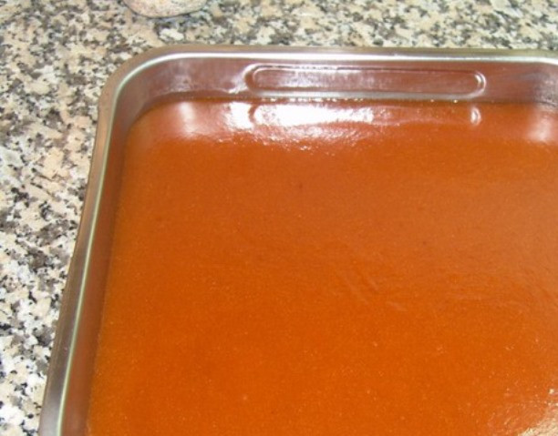 1. Этап. Мармелад из персиков: Когда объем мармелада уменьшится примерно на треть от первоначального, разлейте его по формам слоем около 2 см., накройте пергаментом и оставьте сушиться около 7-10 дней. Готовый мармелад порежьте на кусочки, посыпьте сахаром и подавайте к чаю.