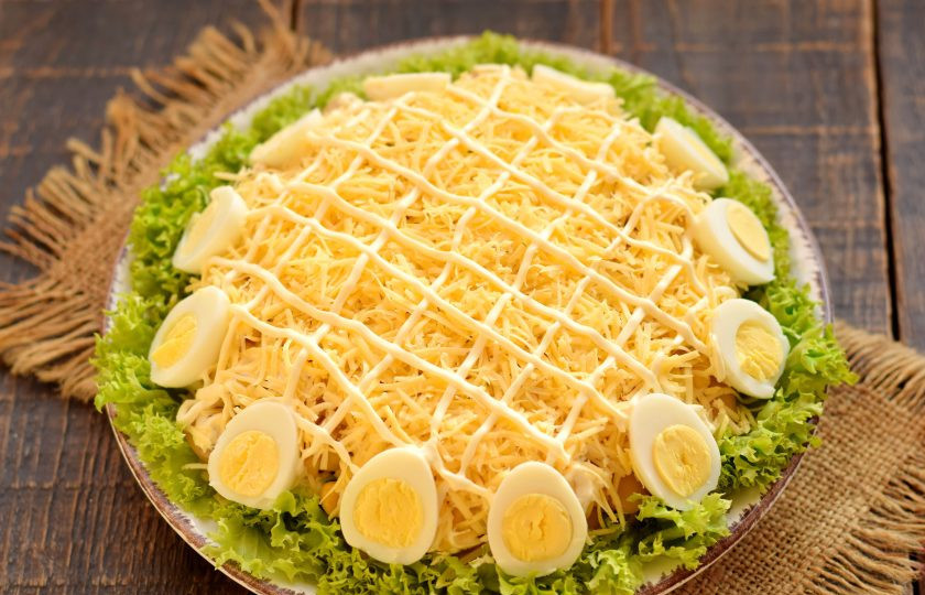 1. Этап. Салат Богатый маркиз: Перепелиные яйца сварите «вкрутую». Время варки перепелиных яиц — 4-5 минут после бурления воды. Яйца очистите, каждое разрежьте на две продольные части. Половинки яиц выложите по кругу у подножья салата.