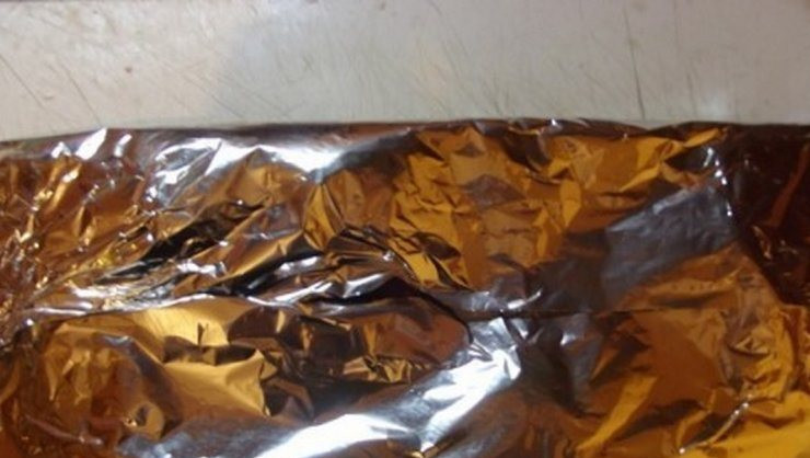 1. Этап. Говядина в соли: 4. Закроем вторым куском фольги и отправим в разогретую до 180 градусов духовку на полчаса, а затем верхний слой фольги снимем и выпекаем до румяной корочки!