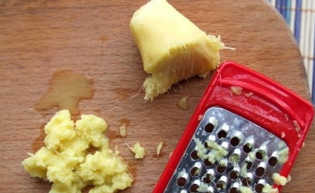 1. Этап. Креветки с грибами: Мелко нарежьте чеснок, натрите имбирь на мелкой тёрке, нарежьте грибы.