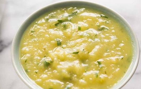 1. Этап. Картофельный суп с луком: Вымытую зелень мелко нарезаем и добавляем в суп, добавляем по вкусу недостающие специи и доводим суп до кипения. К столу можно подавать с сухариками.