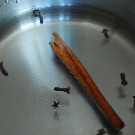 1. Этап. Пунш из лаванды: В небольшую кастрюльку наливаем воду, кладем палочку корицы и гвоздики.