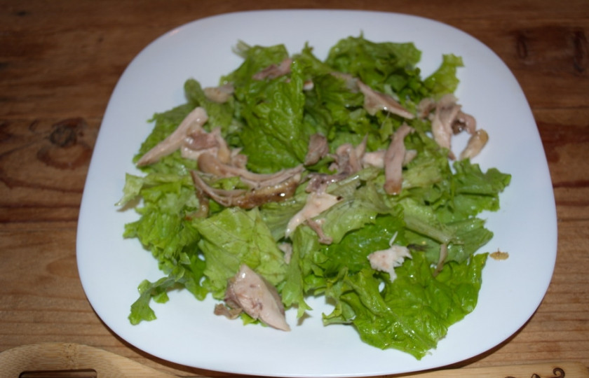 1. Этап. Салат Коко Шанель: Куриное мясо также руками разделите на волокна или нарежьте небольшими кусочками.