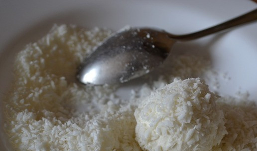 1. Этап. Закуска Рафаэлло: Обвалять каждый шарик в оставшейся кокосовой стружке.