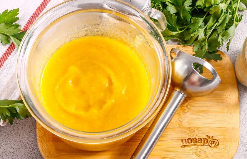 1. Этап. Овощной суп-пюре для детей: Отпюрируйте их погружным блендером до однородности. Если суп-пюре будет получаться густым, то можно добавить немного кипятка.