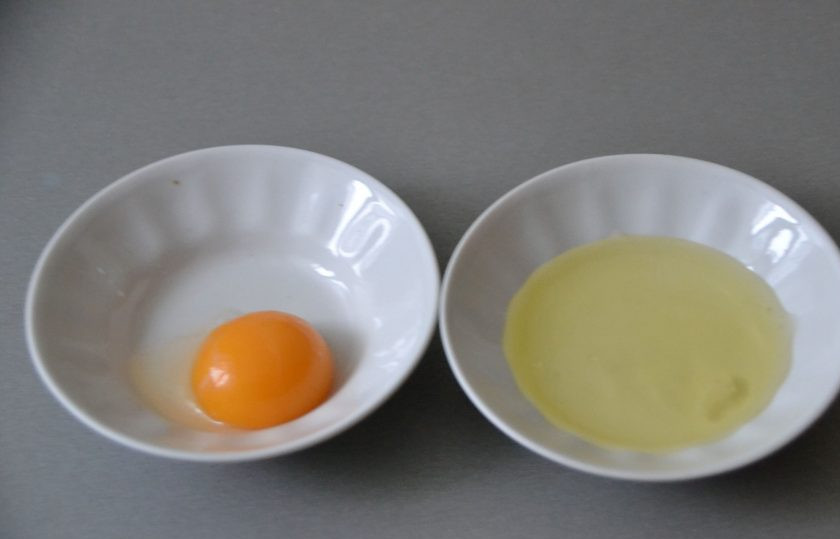 1. Этап. Сосиски в тесте Гусеницы: Отделите яичный желток от белка.