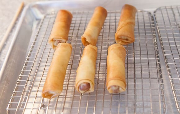 1. Этап. Спринг роллы с курицей: 12. Жарьте их до румяности, а после аккуратно переместите на решетку, чтобы дать стечь лишнему маслу. Вот и весь довольно простой рецепт спринг роллов с курицей. Угощайтесь!