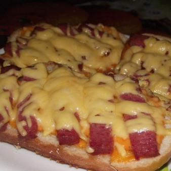 Бутерброды с копченой колбасой