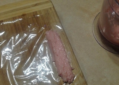 1. Этап. ПП-сосиски: Поэтому заворачиваем массу для сосисок в пакет для запекания. Выкладываем мясную массу, подравниваем и уплотняем ножом, а затем заворачиваем.