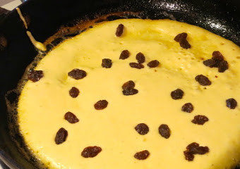 1. Этап. Кайзершмаррн: 10. На сливочном масле обжариваем с одной стороны, затем аккуратно переворачиваем,и посыпаем изюмом.