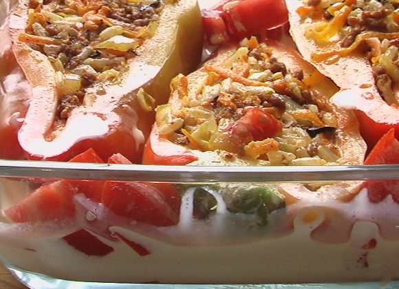 1. Этап. Перцы с фаршем в духовке: Заливаем наши перчики сливками так, чтобы половина перцев была ими закрыта. И ставим в предварительно разогретую до 180 градусов духовку на 20-30 минут.