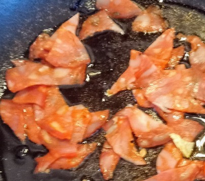 1. Этап. Суп из копчёной капусты и чоризо: В этой же сковороде жарить чоризо до того, когда она станет хрустящей и слегка золотистой. Отложить в небольшую ёмкость.