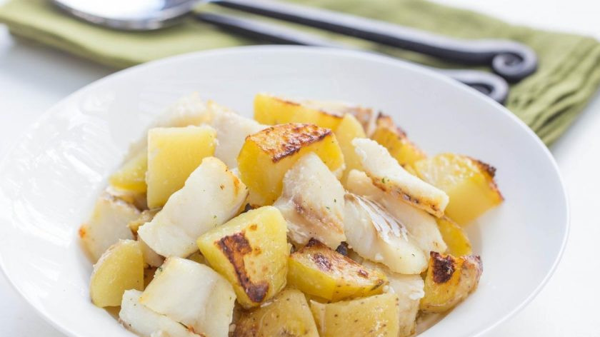 1. Этап. Картофель с треской: Затем выложите продукты на противень и запекайте их в течение 15 минут при 220 градусах в духовке. Приятного аппетита!