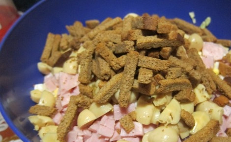 1. Этап. Салат из пекинской капусты с ветчиной: В конце добавьте сухарики.