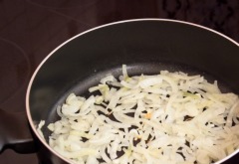 1. Этап. Минтай жареный в сметане: Обжарьте лук на растительном масле, до появления золотистой корочки.