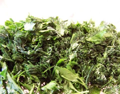 1. Этап. Салат из лесных грибов: И измельченную зелень.