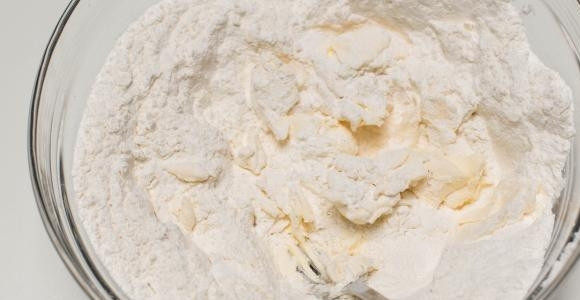 1. Этап. Торт Муравейник со сгущенкой: 1. В миску просейте муку, добавьте сахар и выложите 200 грамм мягкого сливочного масла. Разомните вилкой.