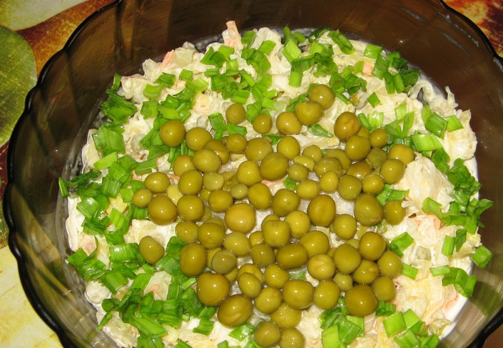 1. Этап. Салат из квашеной капусты с горошком: 3. Немного горошка оставим для украшения. Заправим майонезом, перемешаем и выложим горкой. Украшаем зеленью и горошком. Готово!