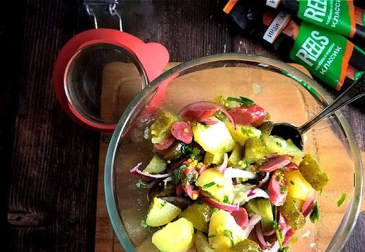 1. Этап. Картофельный салат по мотивам немецкого рецепта: Перемешиваем. Пробуем на соль и горчицу и если что, то корректируем по своему вкусу.