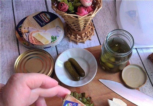 1. Этап. Бутерброд с плавленым сыром и шпротами: Нужно сразу приготовить все ингредиенты. Огурцы острые (у меня корнишоны) нарезаем мелко. Сырки освобождаем от обёртки.