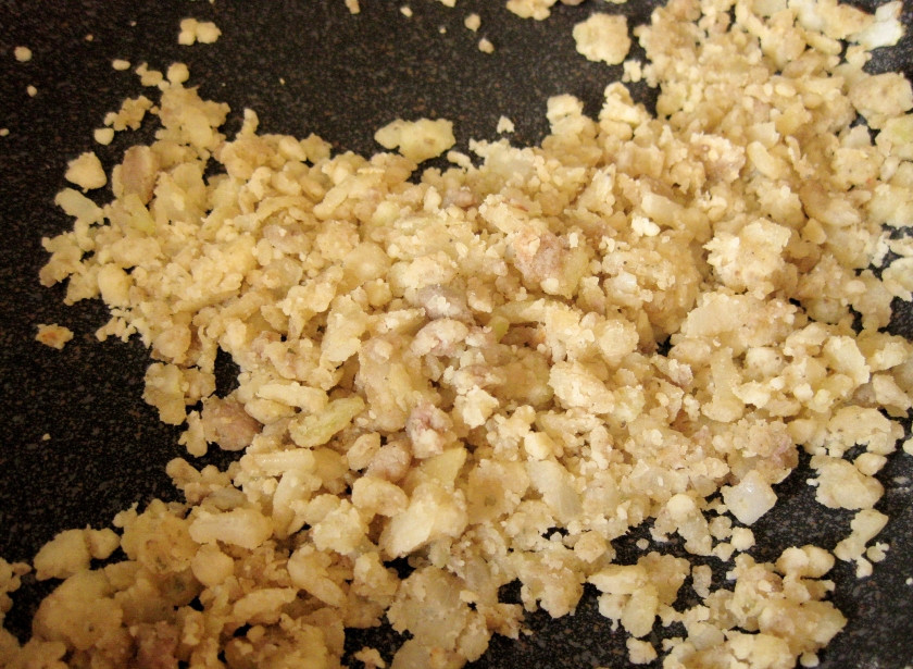 1. Этап. Колбаски с томатным соусом и картофелем: На образовавшемся от колбасок жире обжарить измельченный лук в течение минуты. Добавить муку и спассеровать.