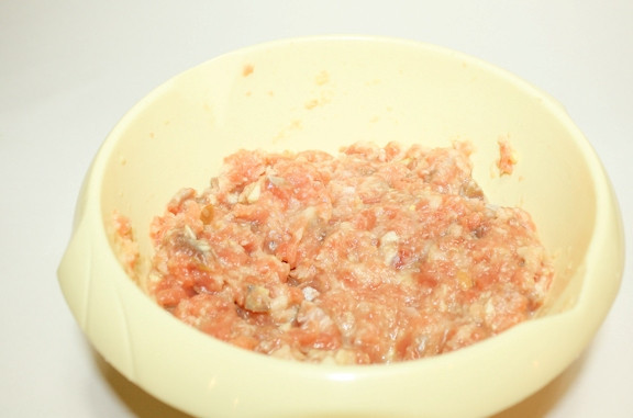 1. Этап. Рыбные котлеты из горбуши: Затем тщательно вымешиваем его до однородного состояния.