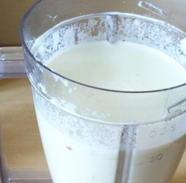 1. Этап. Суп из кольраби с курицей: В блендере нужно измельчить обжаренный лук, курицу и овощную гущу. Добавляем сливки, ещё раз перемешиваем.