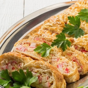 Сырный пирог с крабовыми палочками