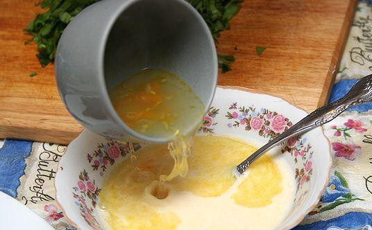 1. Этап. Зеленые щи: 4. Слегка взбить яйца в миске. Влить сливки и небольшое количество бульона, перемешать. Добавить соль и черный перец по вкусу.