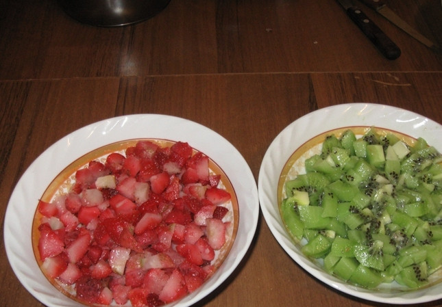 1. Этап. Торт Клубника и шоколад: 2. Пока готовятся коржи, помоем, обсушим и нарежем мелко наши фрукты.