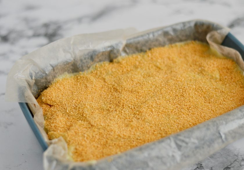 1. Этап. Запеканка с бататом: Чередуйте так слои, пока начинка не закончится. Сверху полейте соусом и посыпьте планировочными сухарями для корочки. Выпекайте запеканку 45-55 минут при температуре 180 градусов.